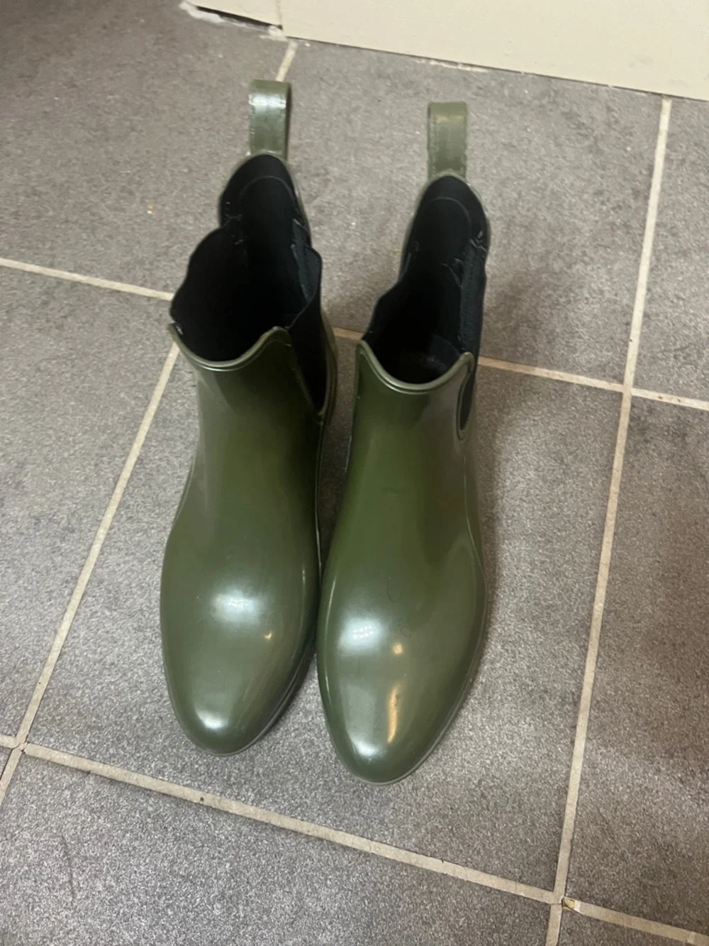 J. Crew Rubber Chelsea Ankle Pull-On Rain Boot  Size 9 waterproof fall spring